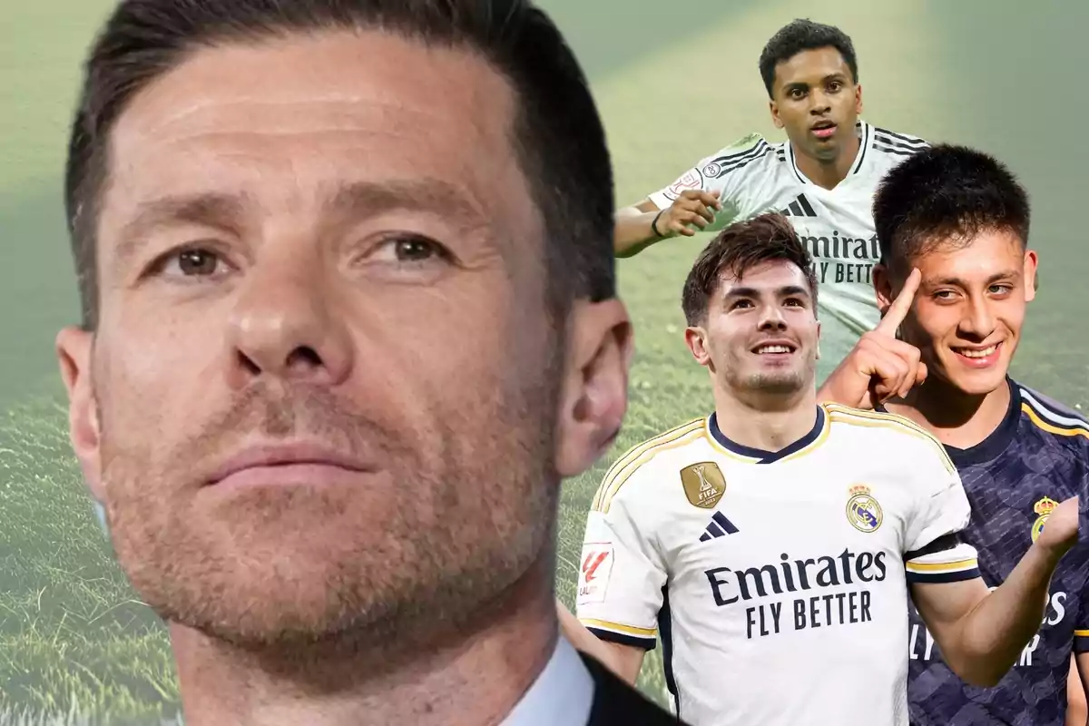 Un home de rostre seriós en primer pla amb tres futbolistes del Reial Madrid al fons sobre un camp de futbol desenfocat.