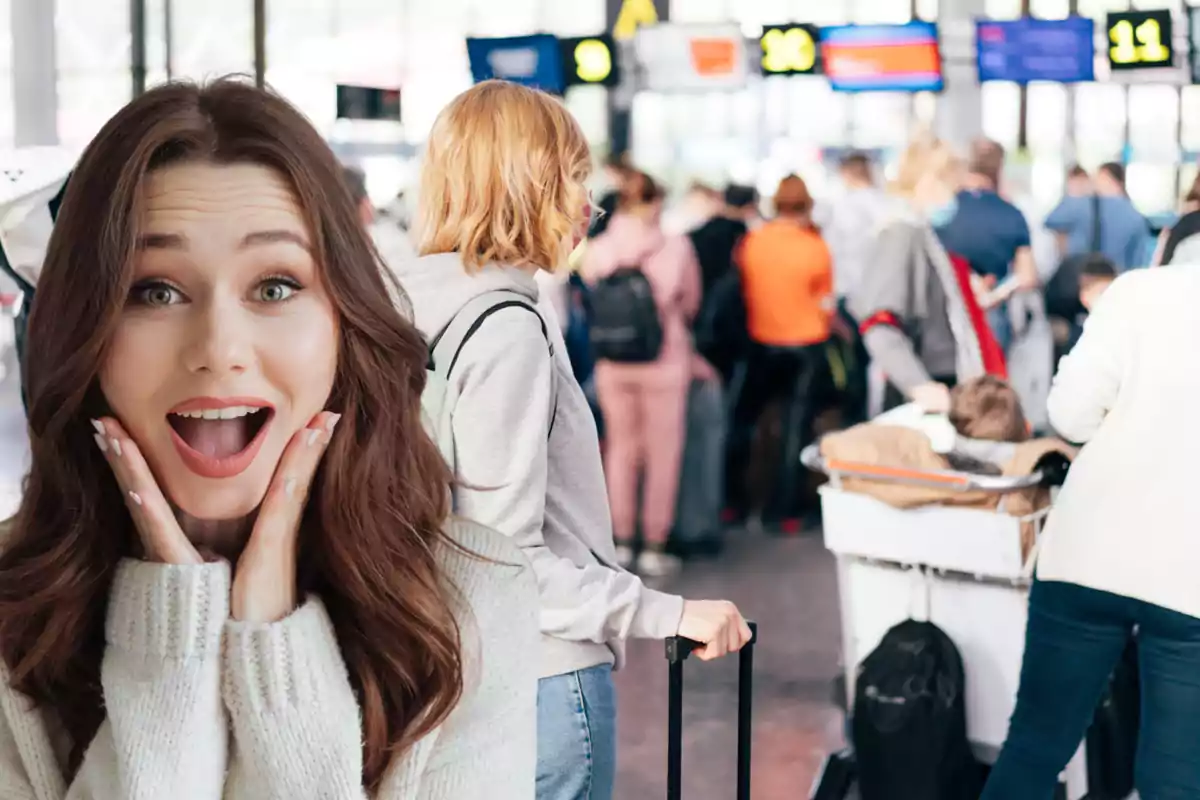 Mujer joven con expresión de sorpresa en primer plano mientras al fondo varias personas hacen fila en un aeropuerto Mujer joven con expresión de sorpresa en primer plano mientras al fondo varias personas hacen fila en un aeropuerto