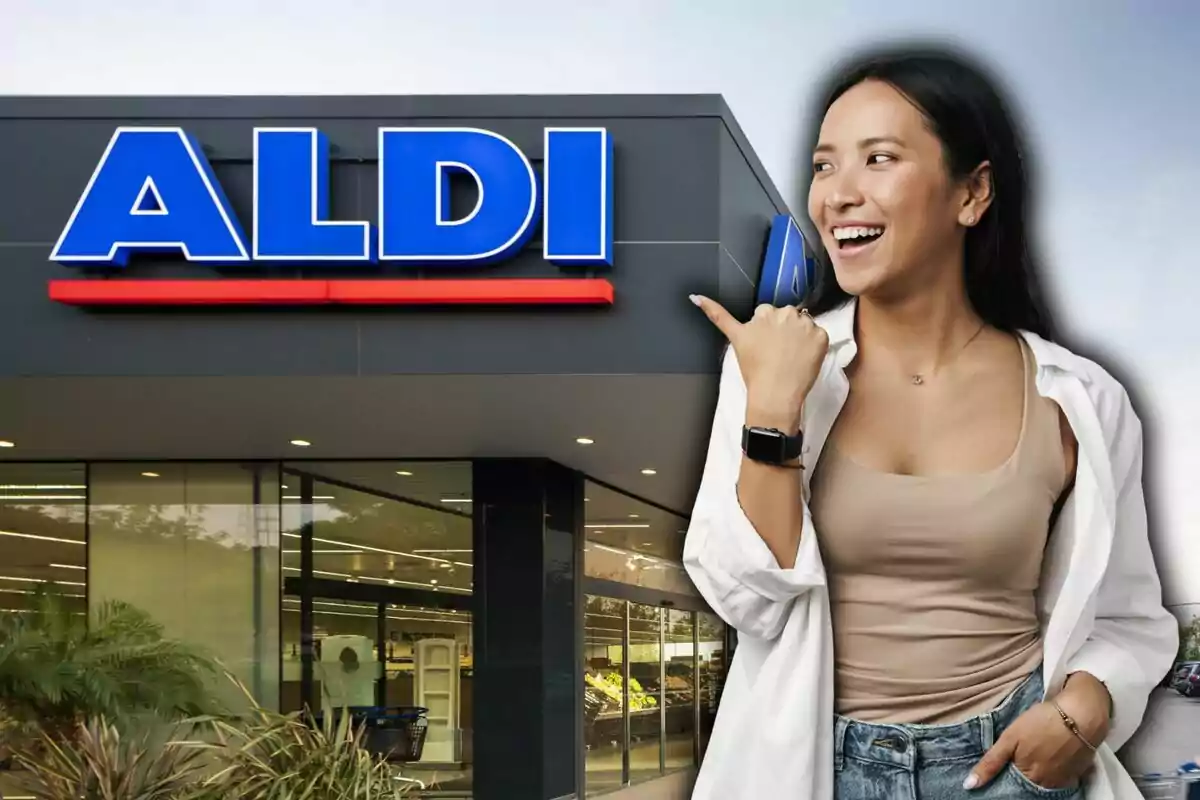Mujer sonriente señalando la entrada de una tienda Aldi