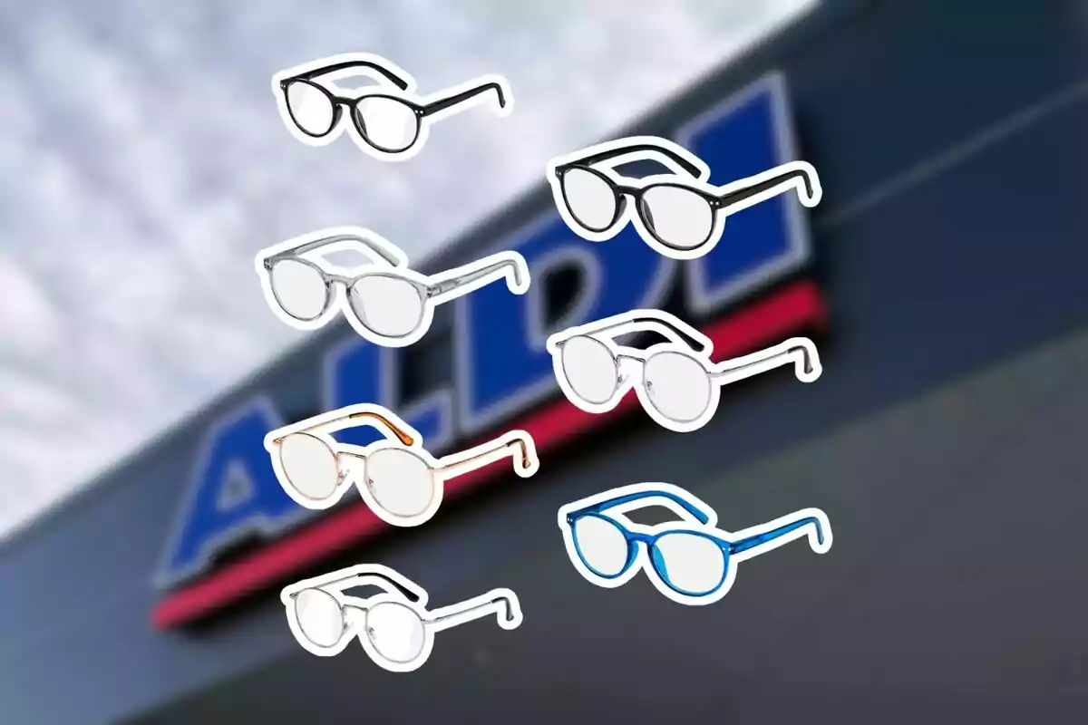 Varios pares de gafas de diferentes colores y estilos están superpuestos sobre una imagen borrosa de la fachada de una tienda Aldi. Varios pares de gafas de diferentes colores y estilos están superpuestos sobre una imagen borrosa de la fachada de una tienda Aldi.