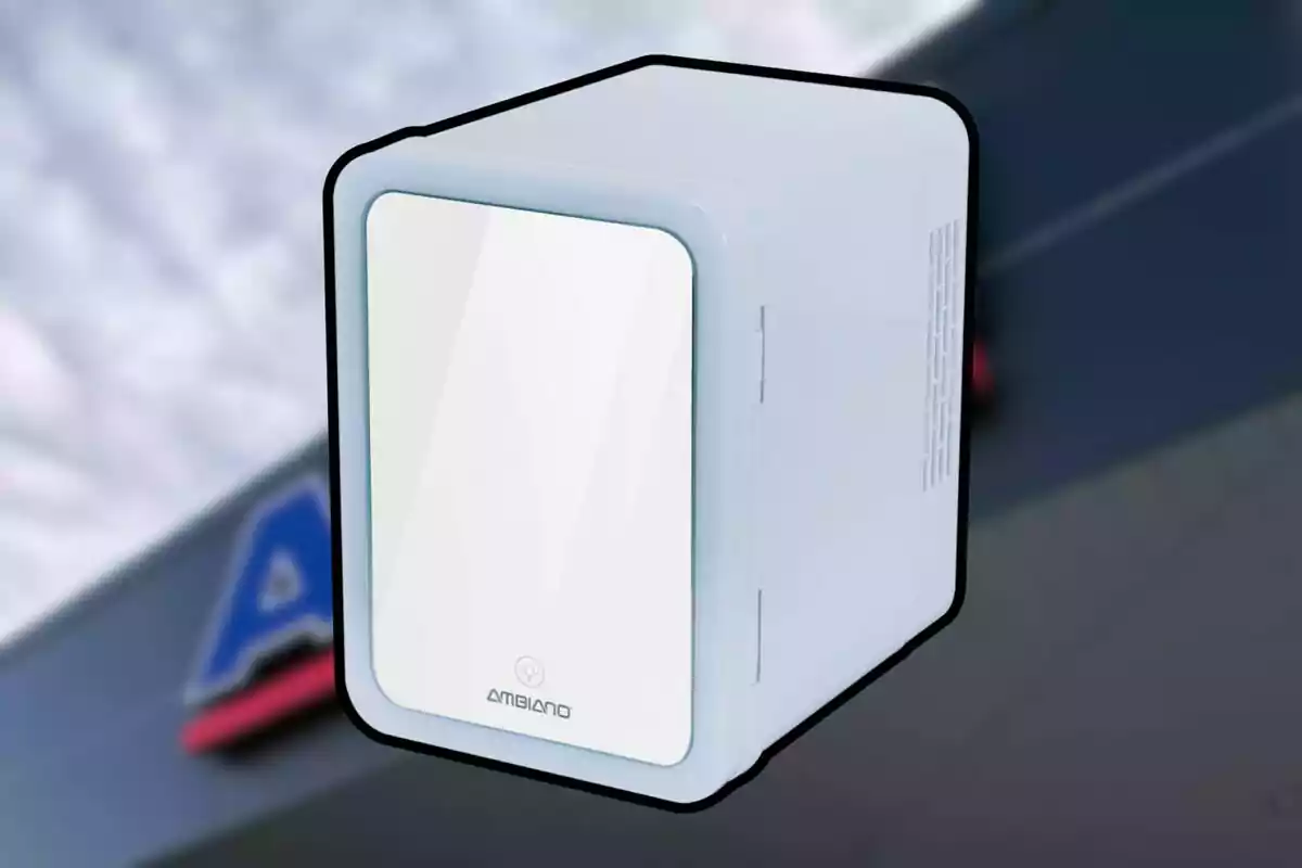 Mini refrigerador blanco de la marca Ambiano sobre un fondo desenfocado Mini refrigerador blanco de la marca Ambiano sobre un fondo desenfocado