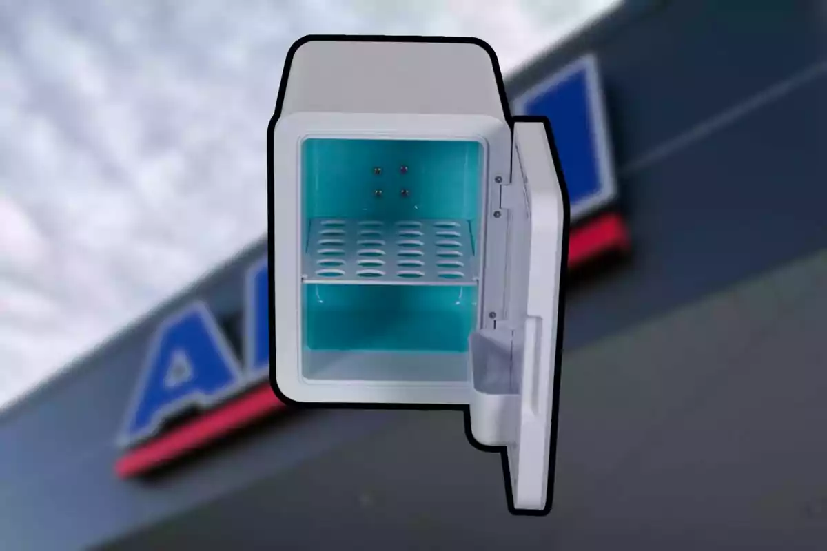 Mini refrigerador blanco abierto con interior azul y fondo de una tienda desenfocada Mini refrigerador blanco abierto con interior azul y fondo de una tienda desenfocada
