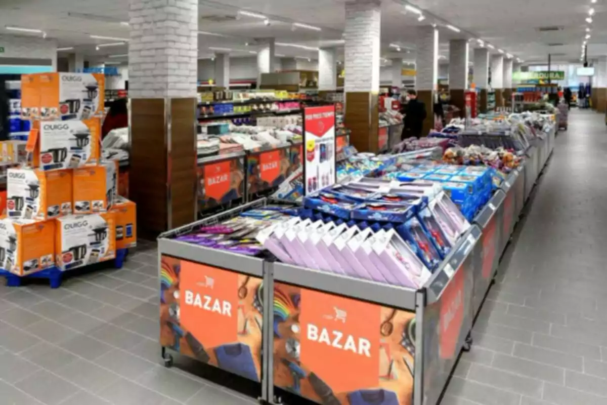 Pasillo de supermercado con productos variados y cajas apiladas en exhibición Pasillo de supermercado con productos variados y cajas apiladas en exhibición