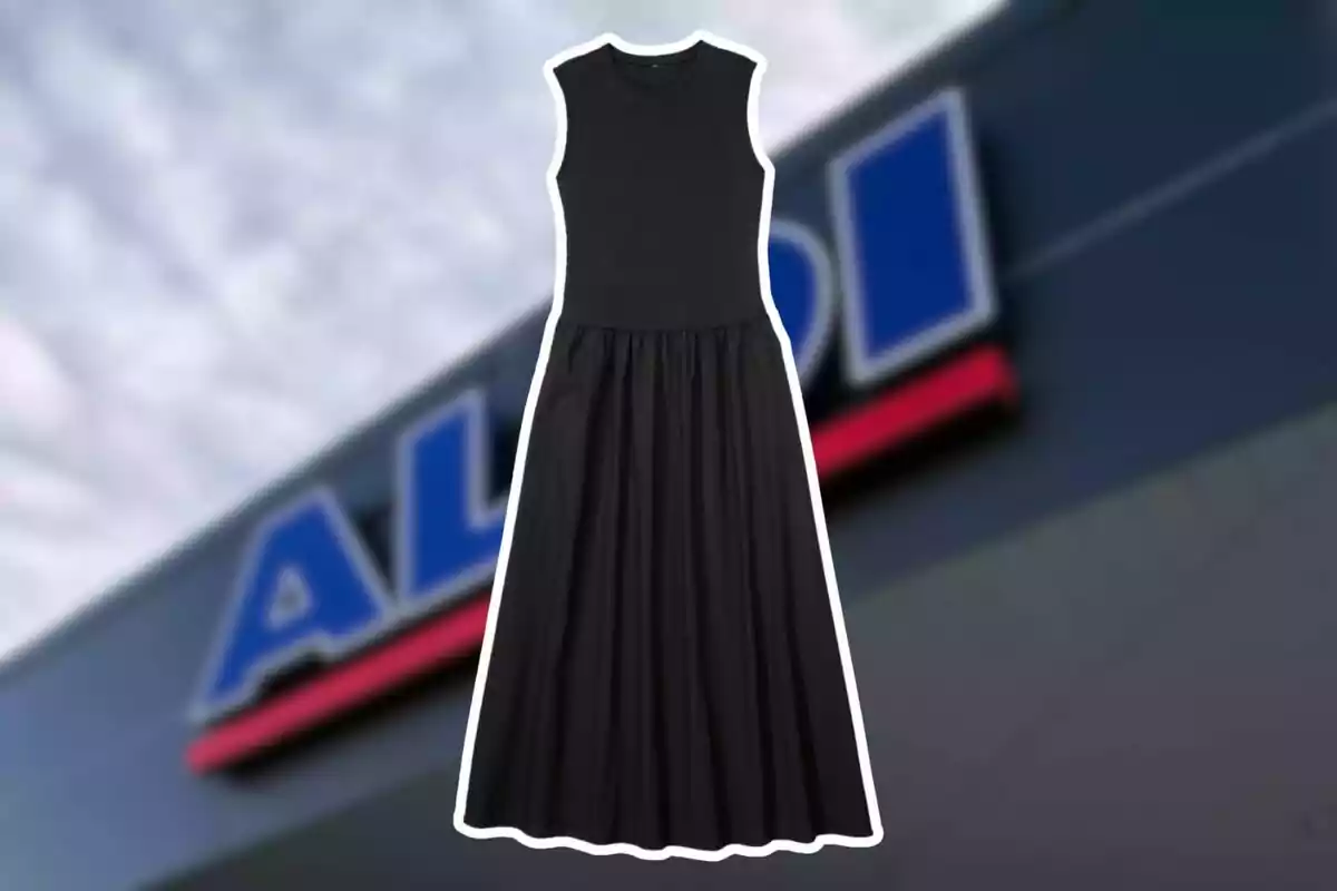 Vestido negro sin mangas sobre un fondo de tienda Aldi desenfocado Vestido negro sin mangas sobre un fondo de tienda Aldi desenfocado