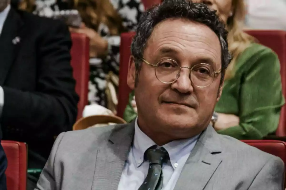 Álvaro García Ortiz con gafas y traje gris sentado en una sala de butacas rojas Álvaro García Ortiz con gafas y traje gris sentado en una sala de butacas rojas