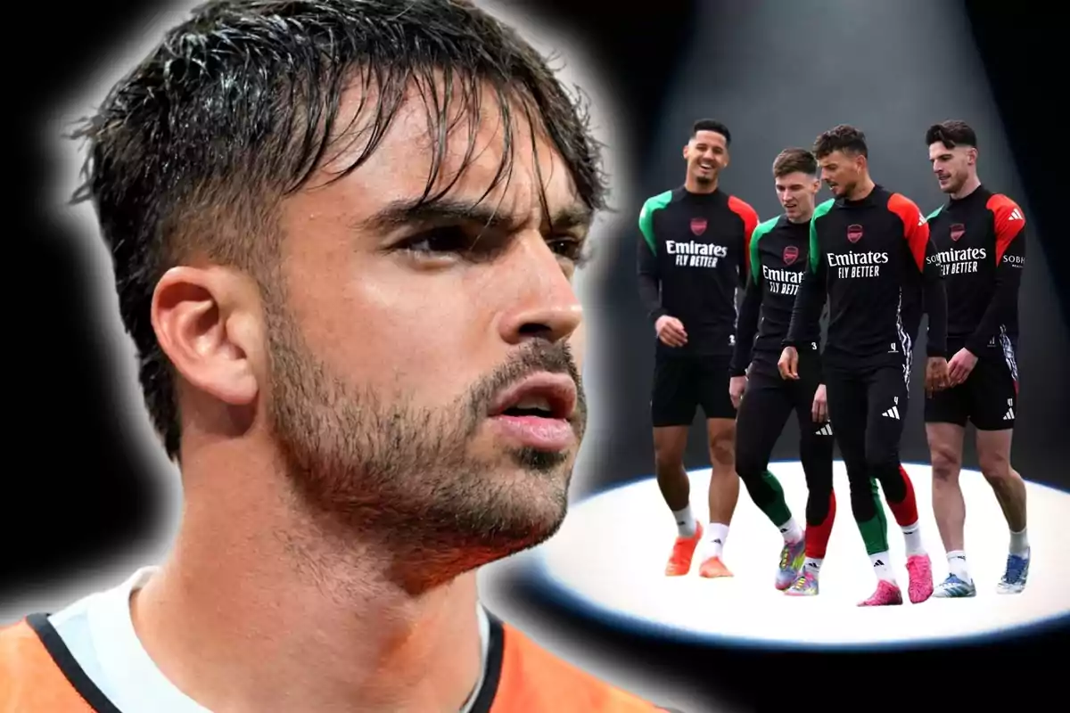 Primer pla d’un futbolista amb expressió seriosa i al fons quatre jugadors de l’Arsenal amb uniforme d’entrenament sota un focus de llum