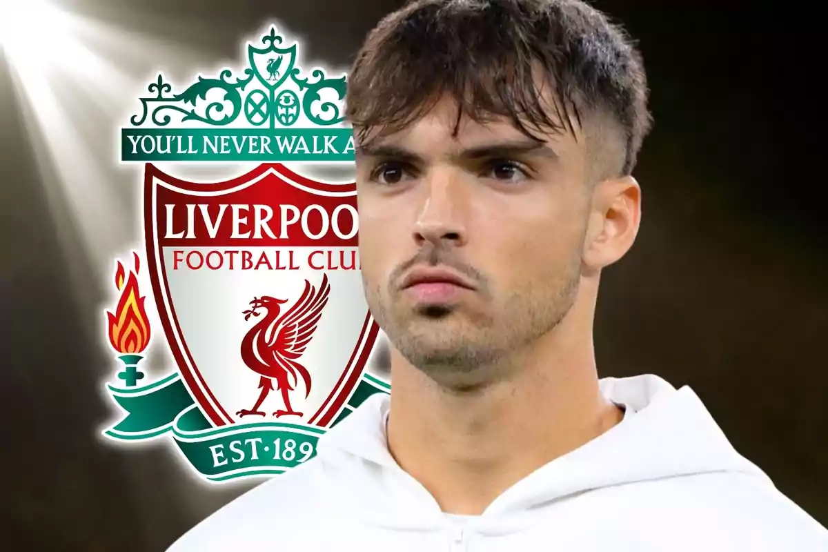 Un futbolista amb expressió seriosa apareix en primer pla amb l’escut del Liverpool Football Club de fons.