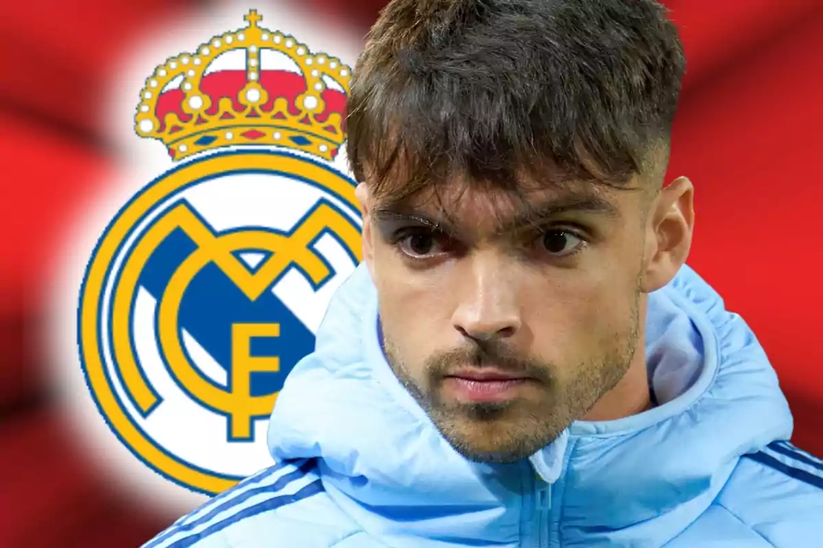 Un futbolista con chaqueta celeste aparece en primer plano con el escudo del Real Madrid desenfocado al fondo sobre un fondo rojo.