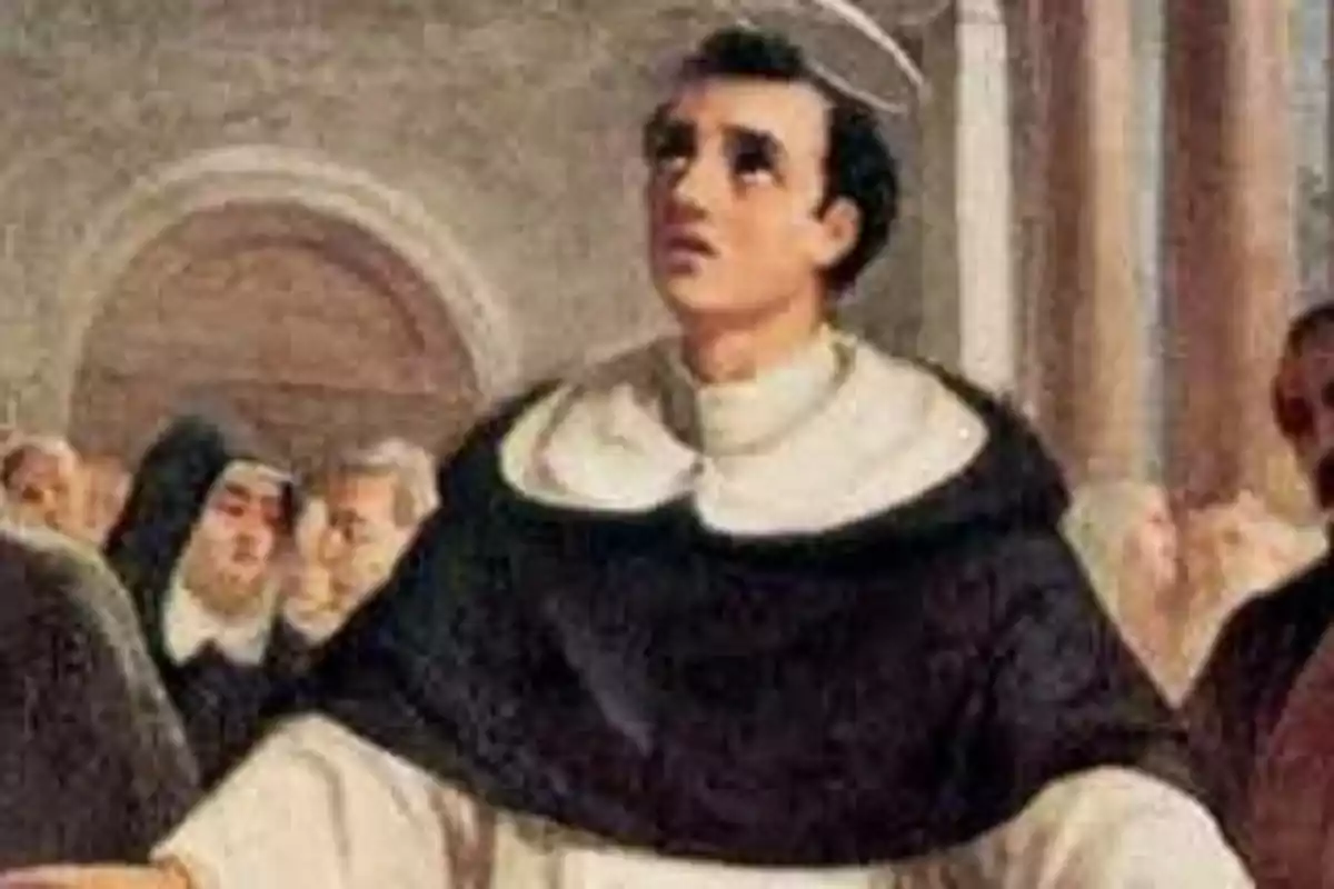 Jove amb vestimenta religiosa i aureola al cap dins d’una església envoltat d’altres persones Jove amb vestimenta religiosa i aureola al cap dins d’una església envoltat d’altres persones