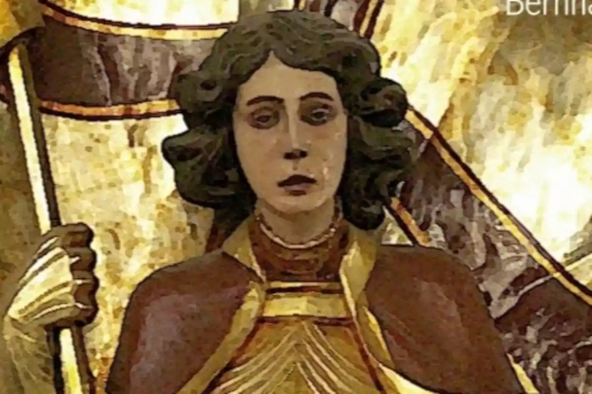 Dona de cabell fosc i arrissat amb expressió seriosa vestida amb una túnica marró i daurada sostenint un objecte a la mà davant d’un fons clar Dona de cabell fosc i arrissat amb expressió seriosa vestida amb una túnica marró i daurada sostenint un objecte a la mà davant d’un fons clar