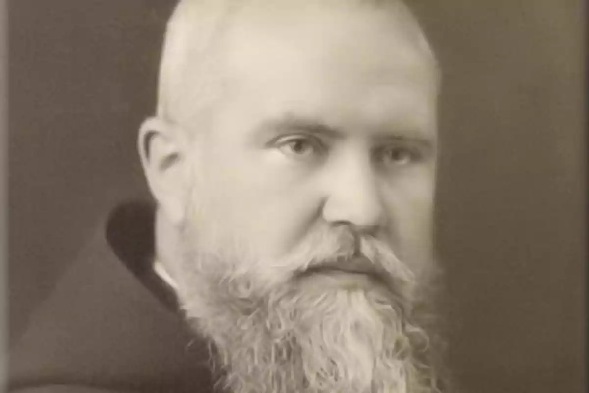 Retrat en blanc i negre d’un home gran amb barba i cabells curts mirant cap endavant Retrat en blanc i negre d’un home gran amb barba i cabells curts mirant cap endavant
