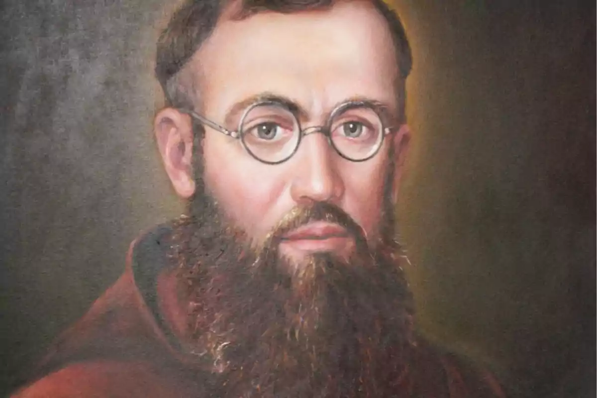 Retrat d’un home amb barba espessa, ulleres rodones i expressió seriosa, vestit amb hàbit marró sobre un fons fosc. Retrat d’un home amb barba espessa, ulleres rodones i expressió seriosa, vestit amb hàbit marró sobre un fons fosc.