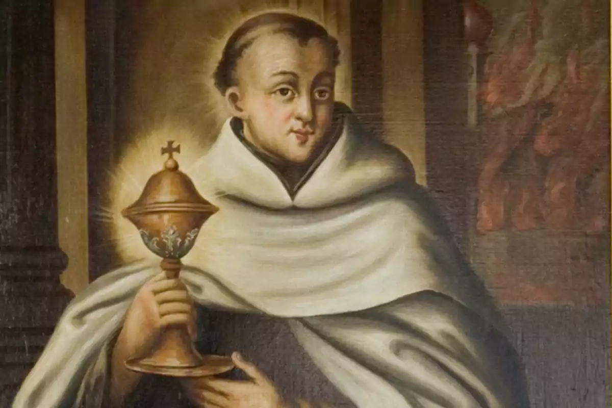 Retrato de un monje con hábito blanco sosteniendo un cáliz dorado con una cruz en la parte superior y un halo luminoso alrededor de su cabeza Retrato de un monje con hábito blanco sosteniendo un cáliz dorado con una cruz en la parte superior y un halo luminoso alrededor de su cabeza
