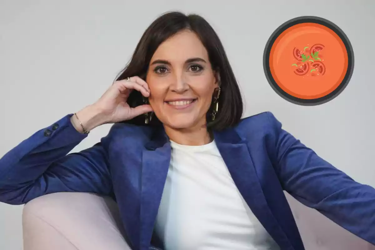 Boticaria García asseguda en un sofà clar i una il·lustració de sopa de tomàquet a la cantonada superior dreta