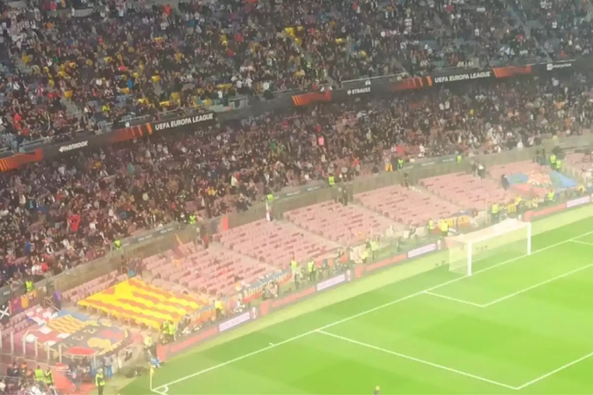 Estadi de futbol amb graderies parcialment buides i aficionats a les tribunes durant un partit de la UEFA Europa League Estadi de futbol amb graderies parcialment buides i aficionats a les tribunes durant un partit de la UEFA Europa League