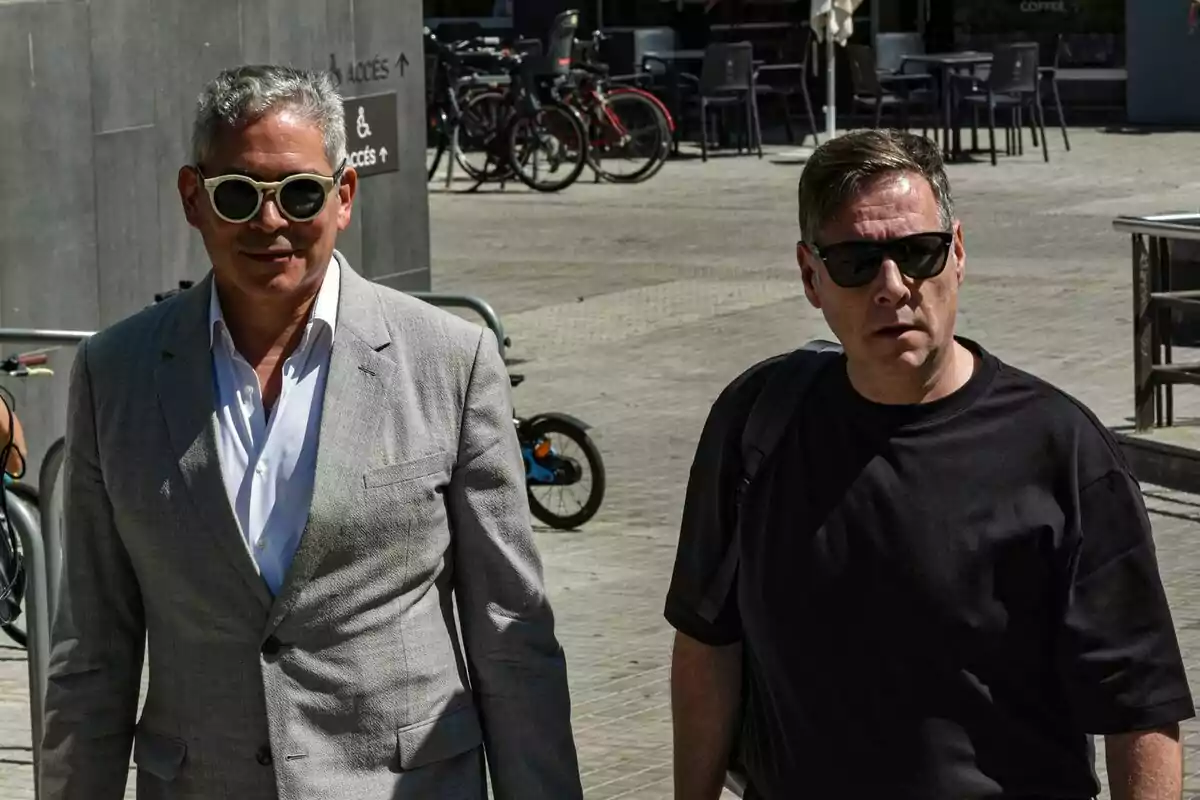 The writer and journalist, Boris Izaguirre, at the funeral of the producer and former La Trinca singer Toni Cruz, at the Sancho de Ávila Funeral Home, on July 14, 2025, in Barcelona. The writer and journalist, Boris Izaguirre, at the funeral of the producer and former La Trinca singer Toni Cruz, at the Sancho de Ávila Funeral Home, on July 14, 2025, in Barcelona.