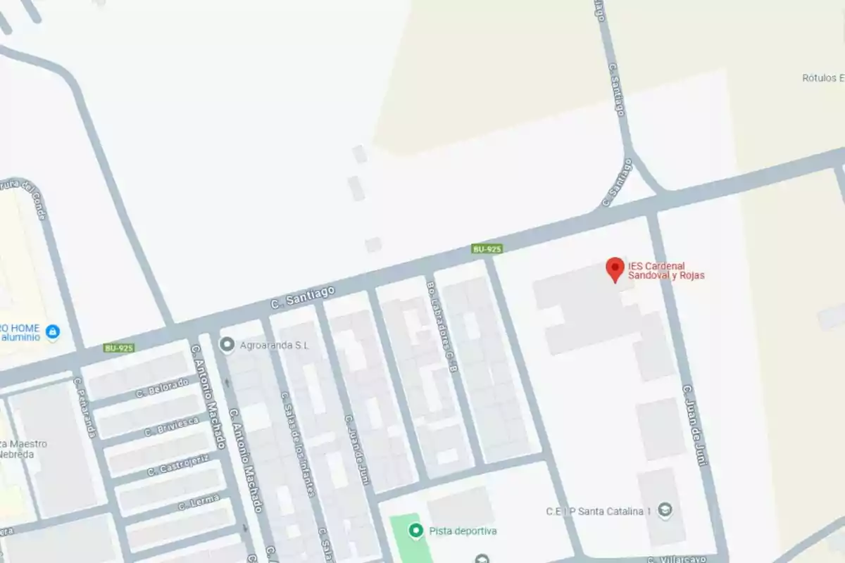 Mapa d’una zona urbana on es destaca la ubicació de l’IES Cardenal Sandoval i Rojas al carrer Santiago, al costat de diversos carrers i una pista esportiva propera. Mapa d’una zona urbana on es destaca la ubicació de l’IES Cardenal Sandoval i Rojas al carrer Santiago, al costat de diversos carrers i una pista esportiva propera.