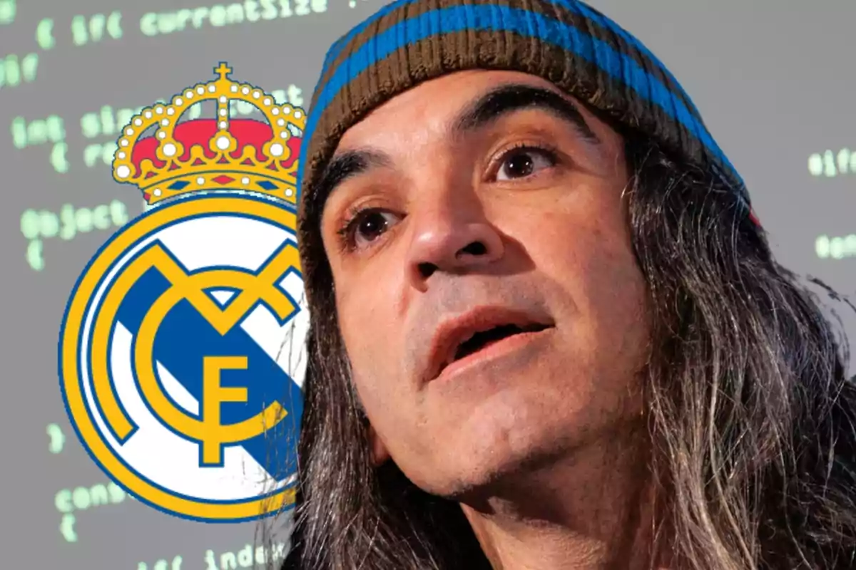 Home amb gorra de ratlles davant de l’escut del Reial Madrid i un fons de codi a la pantalla