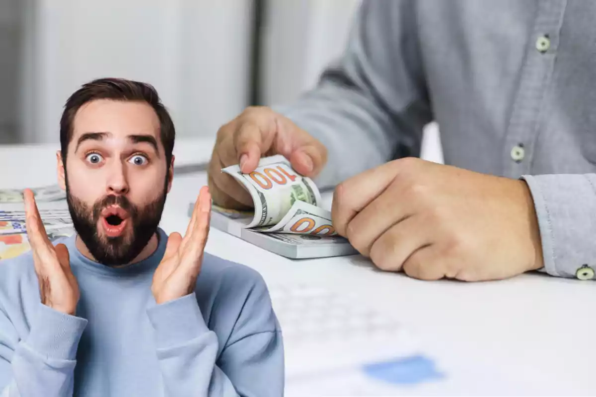 Hombre sorprendido con las manos en la cara mientras otra persona cuenta billetes de cien dólares en una mesa Hombre sorprendido con las manos en la cara mientras otra persona cuenta billetes de cien dólares en una mesa