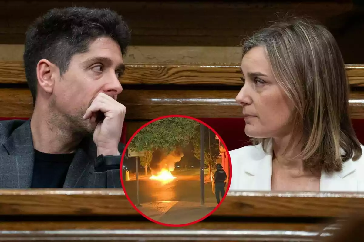 Dues persones assegudes mirant-se amb serietat i al centre de la imatge un cercle mostra una escena nocturna de foc al carrer amb un policia observant.