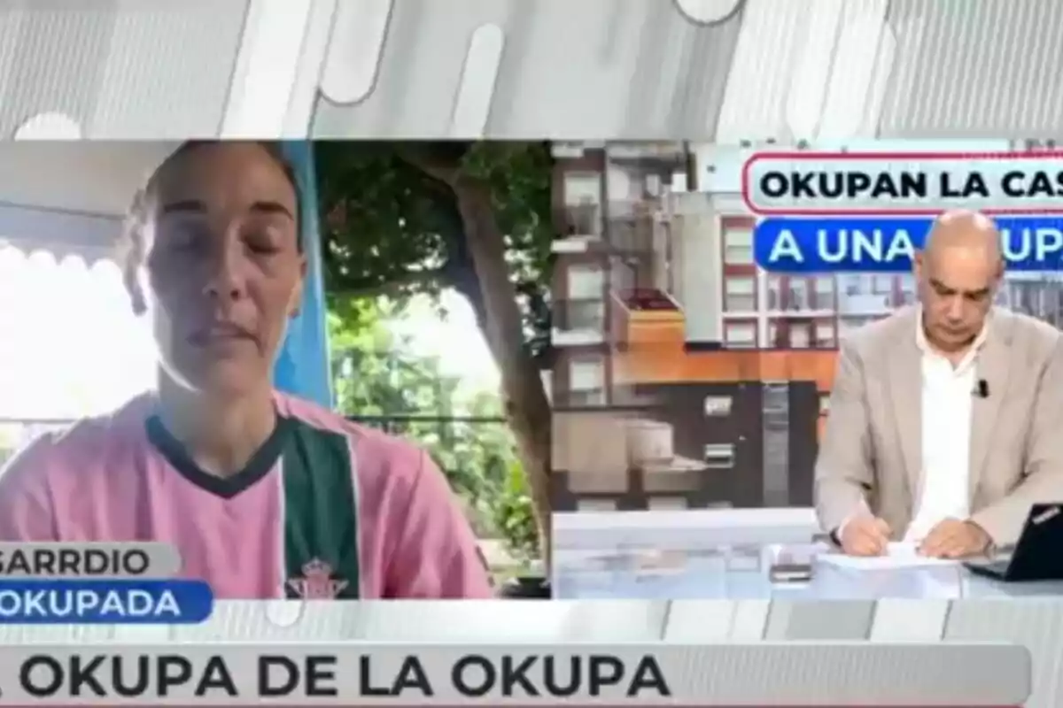 Mujer con camiseta rosa y verde participa en una videollamada en un programa de televisión donde un presentador toma notas y en la pantalla aparecen textos sobre una casa ocupada.