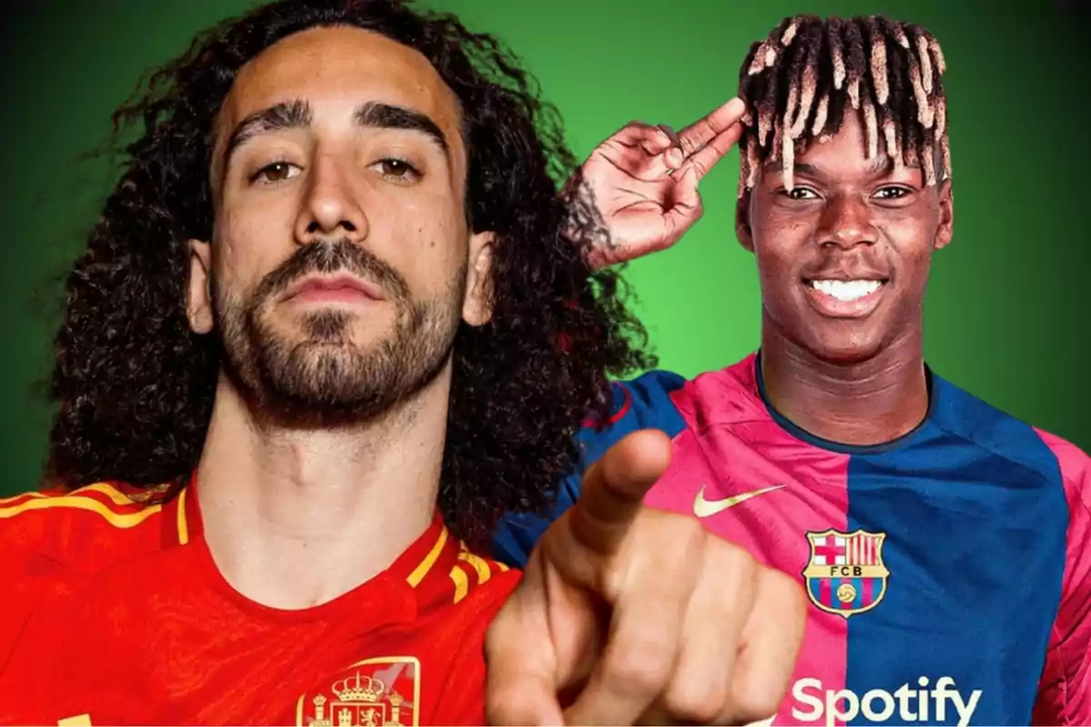 Dos futbolistes posen davant d’un fons verd, un porta la samarreta de la selecció d’Espanya i l’altre la del FC Barcelona.