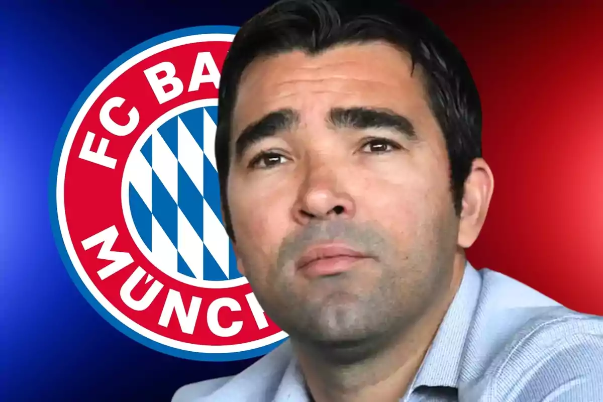 Home de cabells foscos amb expressió seriosa davant de l’escut del FC Bayern Munic sobre un fons blau i vermell.