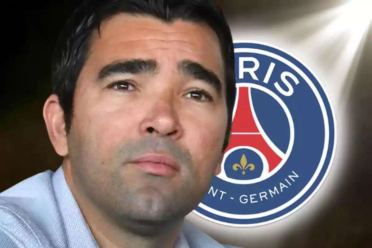 Hombre de cabello oscuro con expresión seria al frente del escudo del Paris Saint-Germain iluminado por una luz blanca