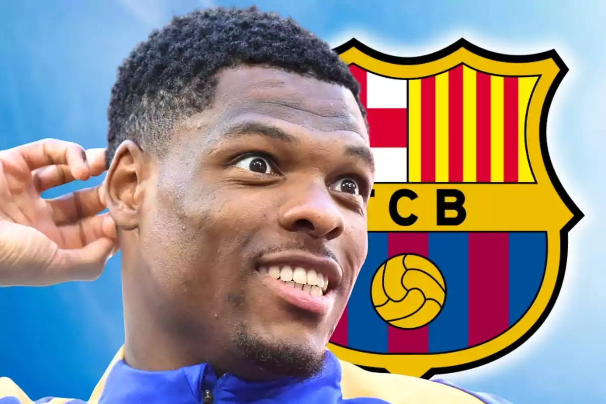 Futbolista somrient amb l’escut del FC Barcelona de fons