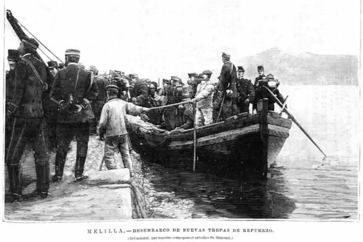 Un grup de soldats desembarca d’una barca de fusta en un port mentre diverses persones els esperen a terra. Un grup de soldats desembarca d’una barca de fusta en un port mentre diverses persones els esperen a terra.