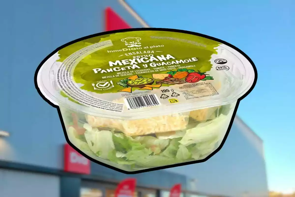 Amanida d’estil mexicà amb cansalada i guacamole en un recipient de plàstic transparent davant d’un supermercat Amanida d’estil mexicà amb cansalada i guacamole en un recipient de plàstic transparent davant d’un supermercat