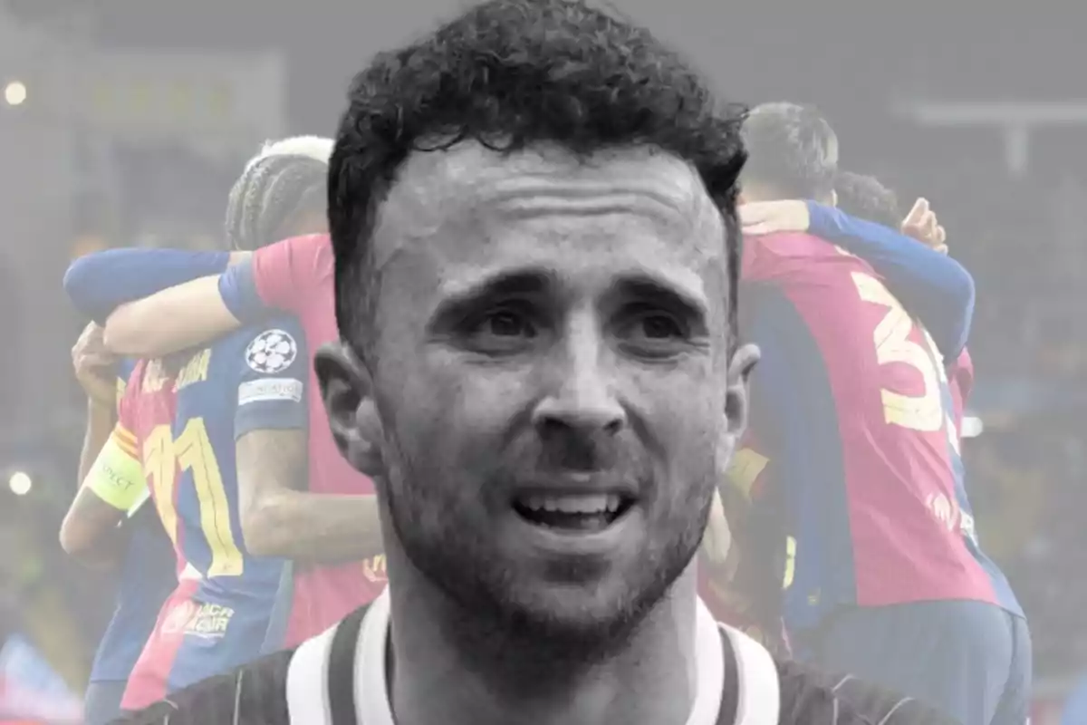 Primer pla en blanc i negre d’un futbolista amb expressió seriosa al davant, mentre al fons s’observa un grup de jugadors abraçant-se amb uniformes blaugrana i el fons difuminat.