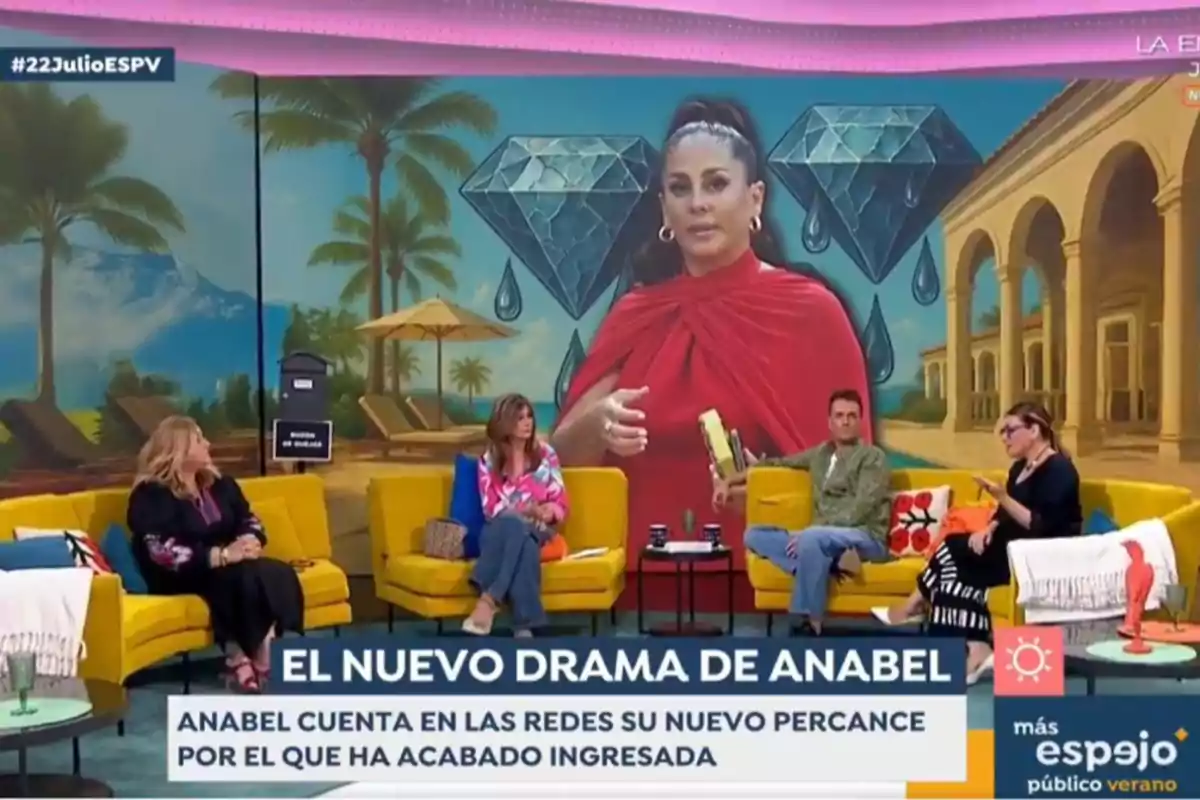 Quatre persones assegudes en sofàs grocs conversen en un plató de televisió amb un fons acolorit que mostra Anabel Pantoja amb vestit vermell, diamants i palmeres, mentre a la pantalla es llegeix el nou drama d’Anabel. Quatre persones assegudes en sofàs grocs conversen en un plató de televisió amb un fons acolorit que mostra Anabel Pantoja amb vestit vermell, diamants i palmeres, mentre a la pantalla es llegeix el nou drama d’Anabel.