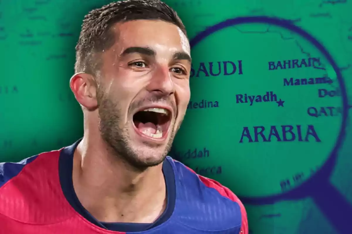 Un futbolista sonriente con uniforme rojo y azul aparece frente a un mapa de Arabia Saudita ampliado con una lupa.