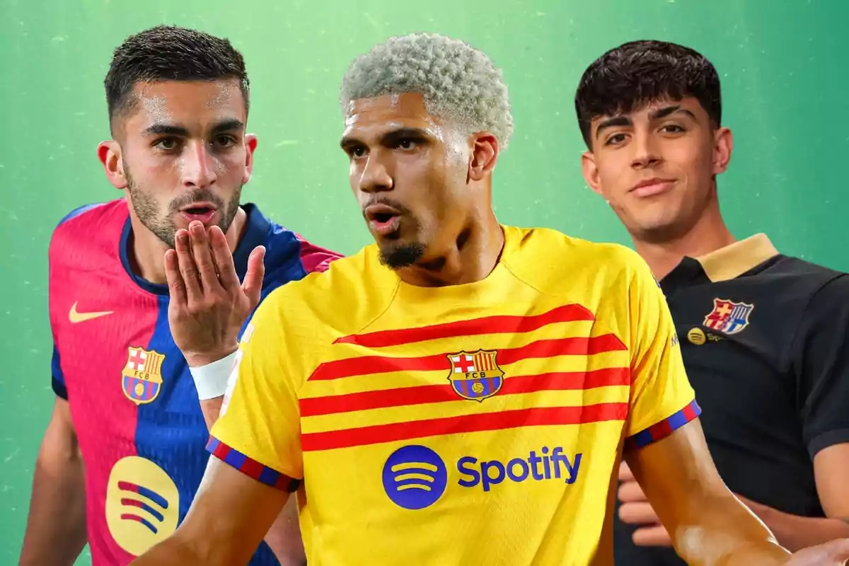 Tres jugadors del FC Barcelona posen amb diferents uniformes de l’equip sobre un fons verd