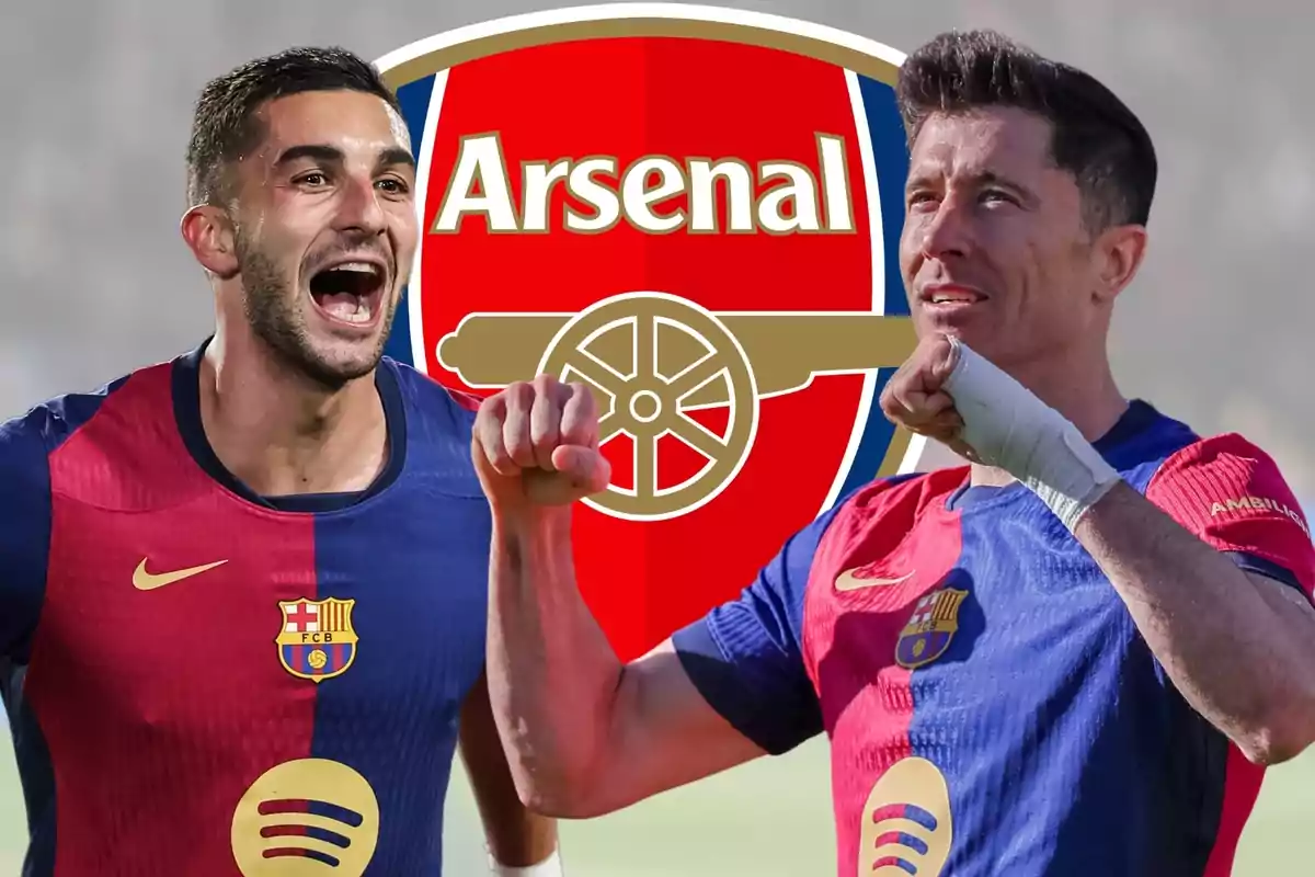 Dos futbolistes del Barcelona celebrant amb l’escut de l’Arsenal de fons