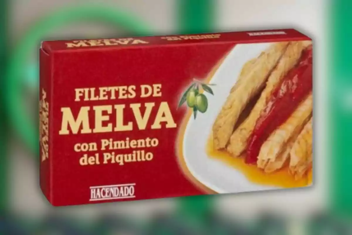 Red box of Hacendado tuna fillets with piquillo pepper, featuring an image of the product on a plate Red box of Hacendado tuna fillets with piquillo pepper, featuring an image of the product on a plate