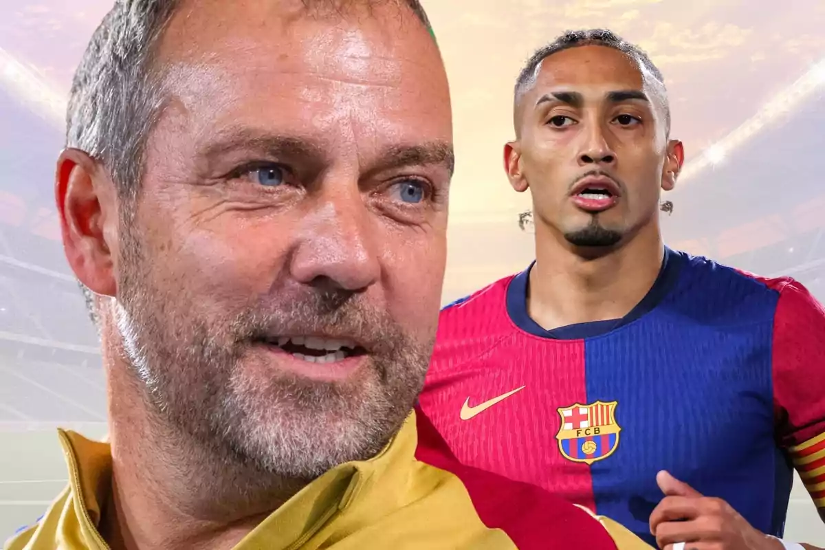 Un home de cabell curt i barba amb jaqueta groga apareix en primer pla mentre al fons es veu un futbolista amb l’uniforme del Barcelona en un estadi il·luminat al capvespre.