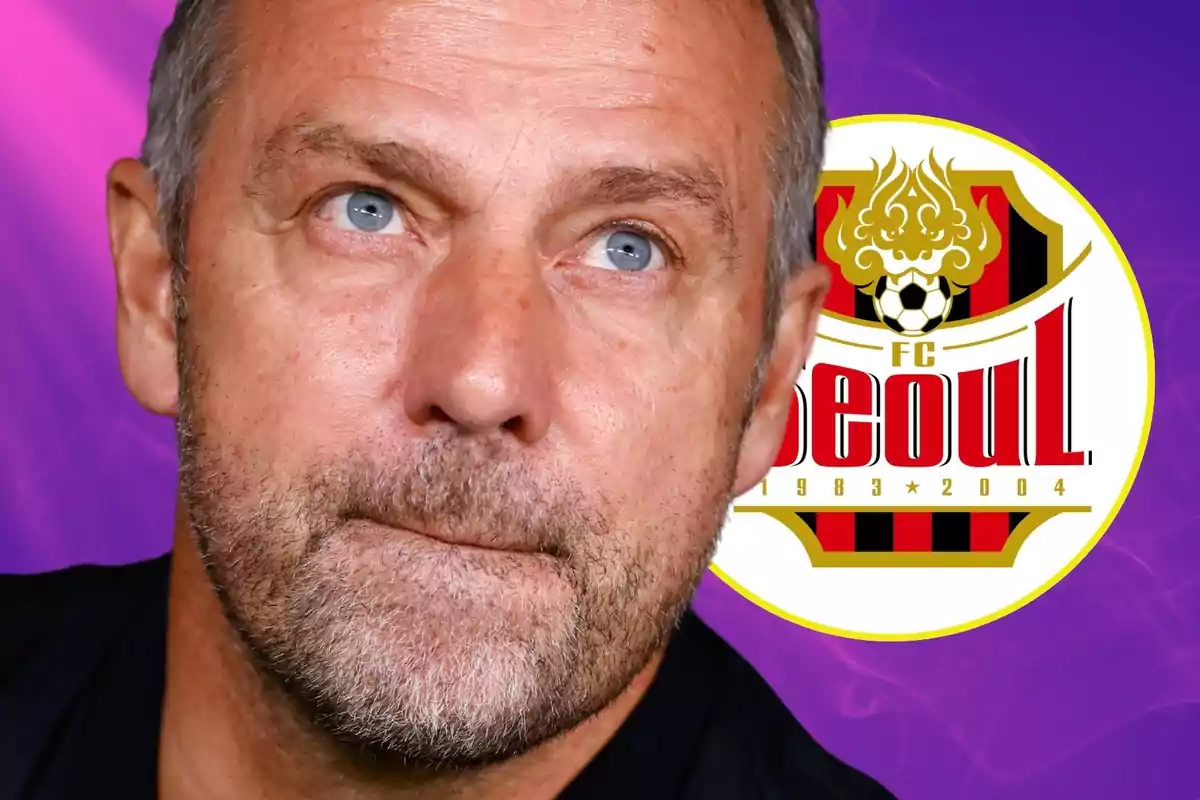 Home de barba curta amb expressió seriosa davant de l’escut del FC Seoul sobre un fons morat