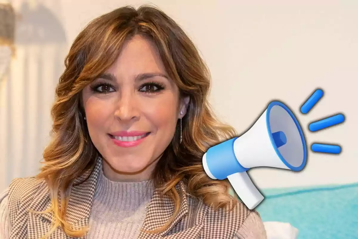 Dona somrient amb cabell ondulat i un megàfon blau i blanc dibuixat al costat de la seva cara