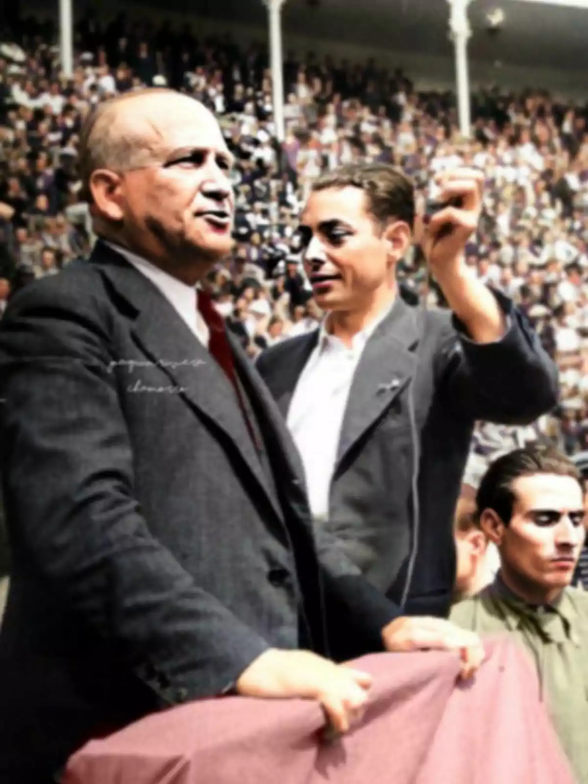 Francisco Largo Caballero amb vestit fosc parla davant d’una multitud mentre una altra persona sosté un micròfon a prop seu. Francisco Largo Caballero amb vestit fosc parla davant d’una multitud mentre una altra persona sosté un micròfon a prop seu.