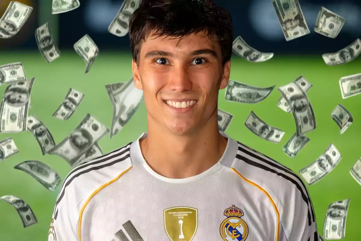 Futbolista amb samarreta del Reial Madrid somrient mentre bitllets de dòlar cauen al seu voltant