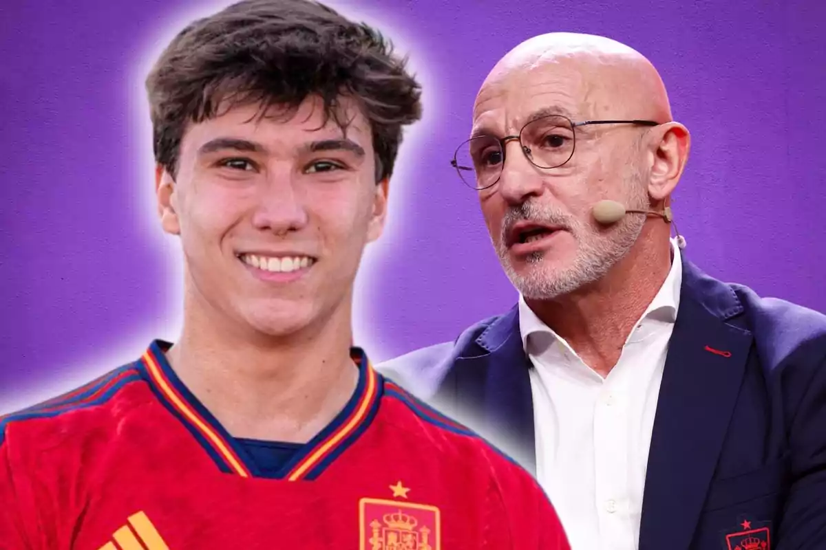 Un jove amb samarreta de la selecció espanyola somriu mentre un home calb amb ulleres i micròfon de diadema parla, tots dos sobre un fons morat.