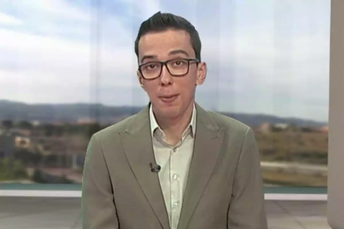 Home jove amb ulleres, que és en Gori Masip, parlant davant d’una finestra amb un paisatge desenfocat de fons. Home jove amb ulleres, que és en Gori Masip, parlant davant d’una finestra amb un paisatge desenfocat de fons.