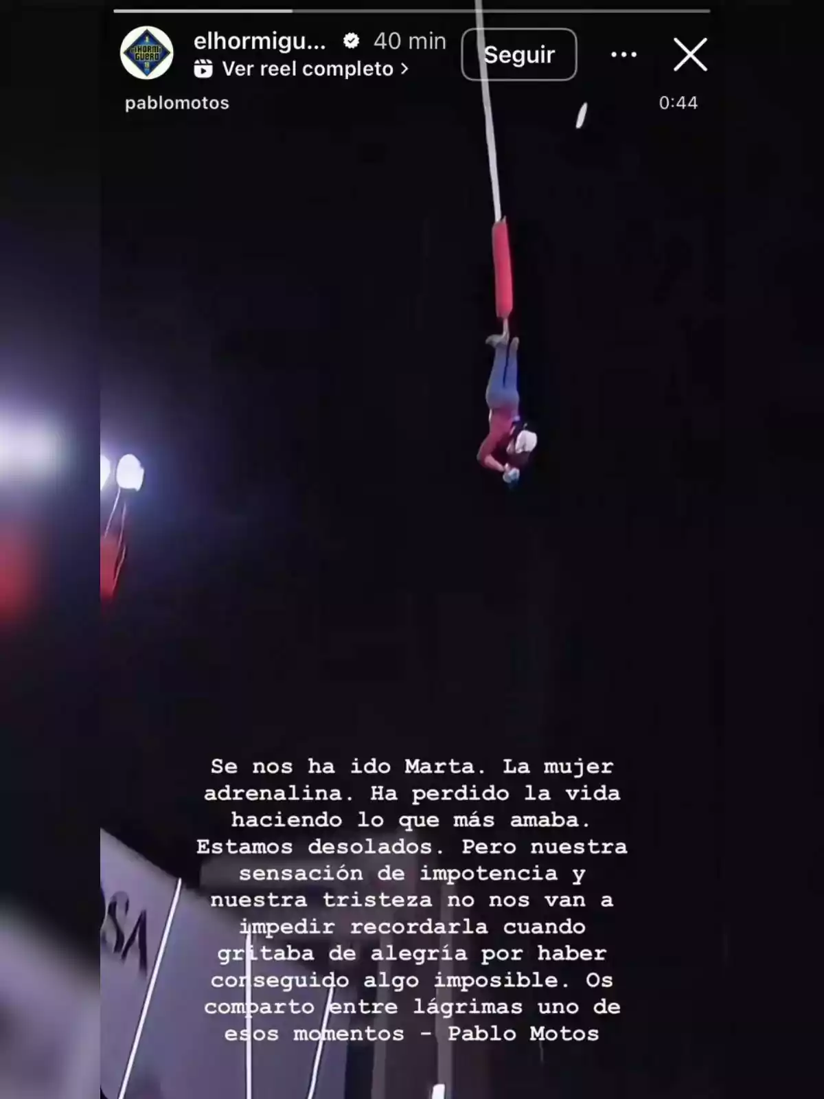 Marta Jiménez performing aerial acrobatics hanging from a rope on a dark stage, with a farewell and tribute message in memory of Marta written at the bottom of the image. Marta Jiménez performing aerial acrobatics hanging from a rope on a dark stage, with a farewell and tribute message in memory of Marta written at the bottom of the image.