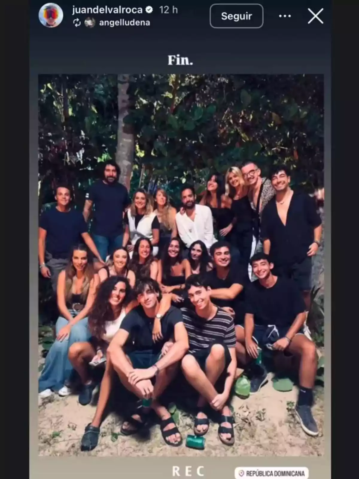 El equipo de producción del programa de la Isla de las Tentaciones, sonríe y posa para una foto en República Dominicana durante la noche, rodeados de vegetación y con ambiente relajado y festivo. El equipo de producción del programa de la Isla de las Tentaciones, sonríe y posa para una foto en República Dominicana durante la noche, rodeados de vegetación y con ambiente relajado y festivo.