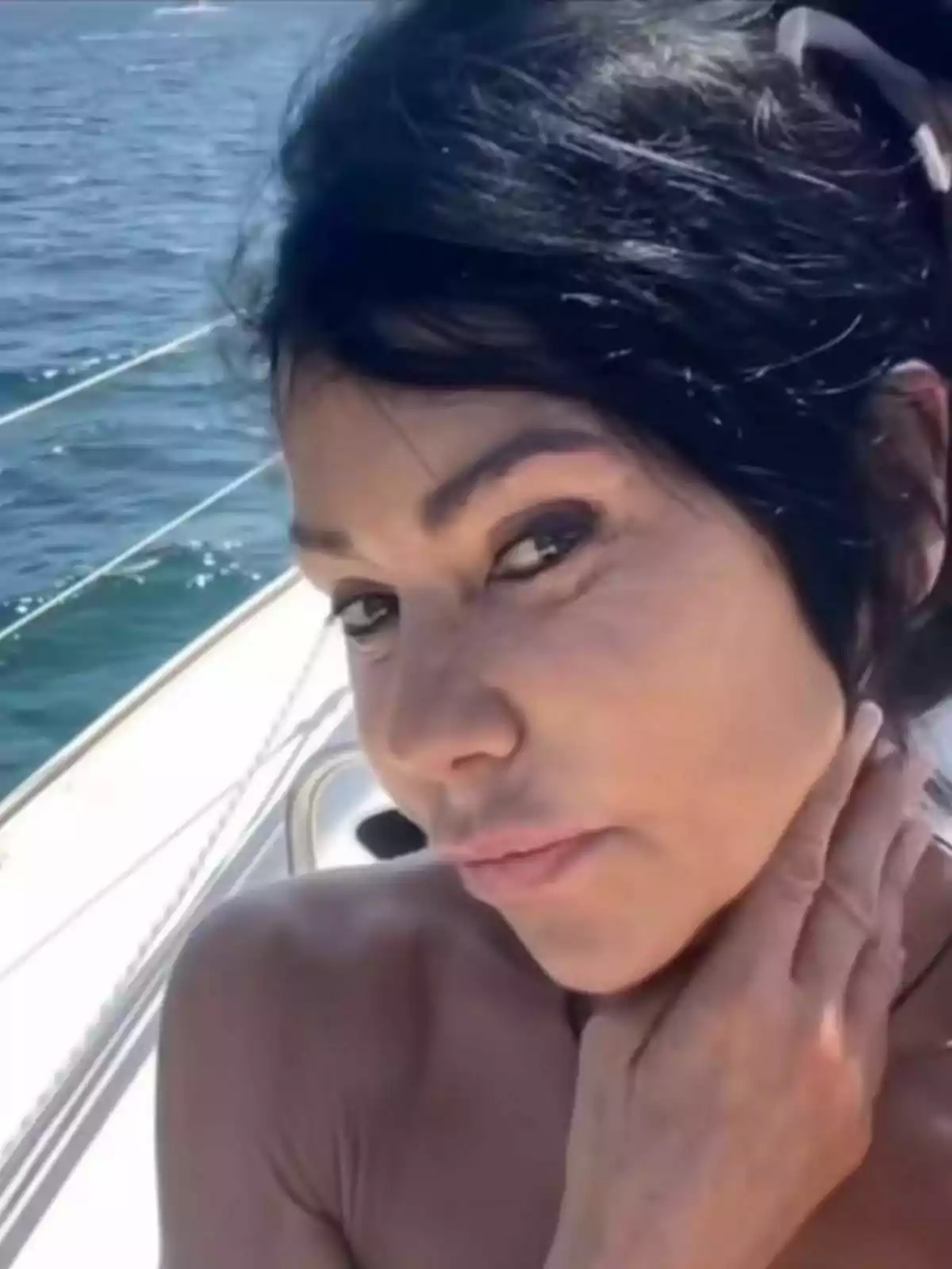 Maite Galdeano posing on a boat with the sea in the background. Maite Galdeano posing on a boat with the sea in the background.