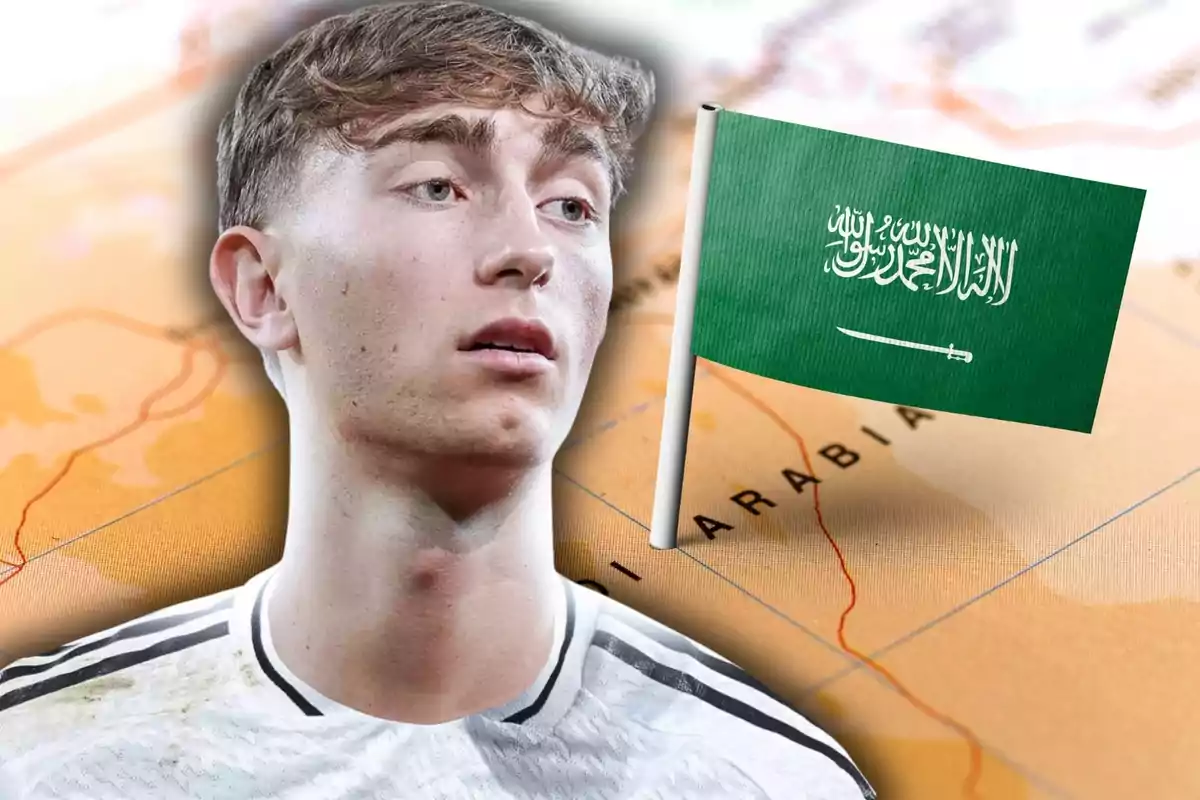 Jove futbolista amb samarreta blanca i negra al costat d’una bandera de l’Aràbia Saudita sobre un mapa desenfocat