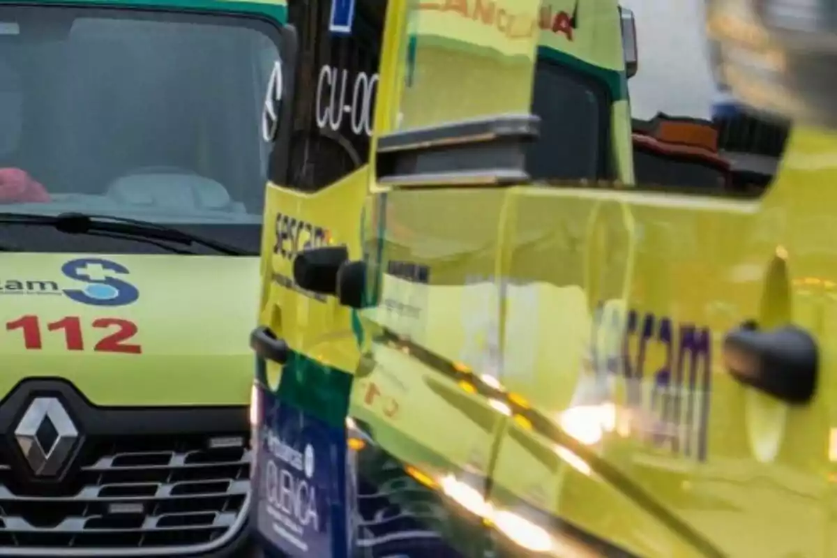 Ambulàncies grogues estacionades una al costat de l’altra amb el número d’emergències 112 visible al parabrisa d’una d’elles Ambulàncies grogues estacionades una al costat de l’altra amb el número d’emergències 112 visible al parabrisa d’una d’elles