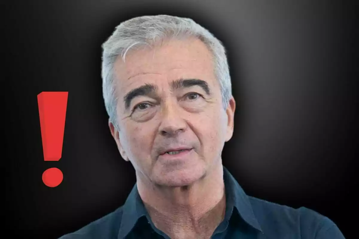 Home de cabells canosos amb camisa fosca i un signe d’exclamació vermell al seu costat sobre un fons negre difuminat